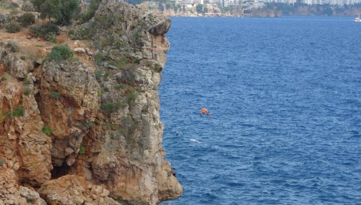 Antalya'da iki genç, 30 metrelik falezlerden denize atladı
