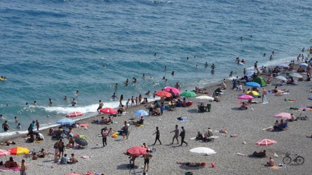 Antalya'da iki genç, 30 metrelik falezlerden denize atladı