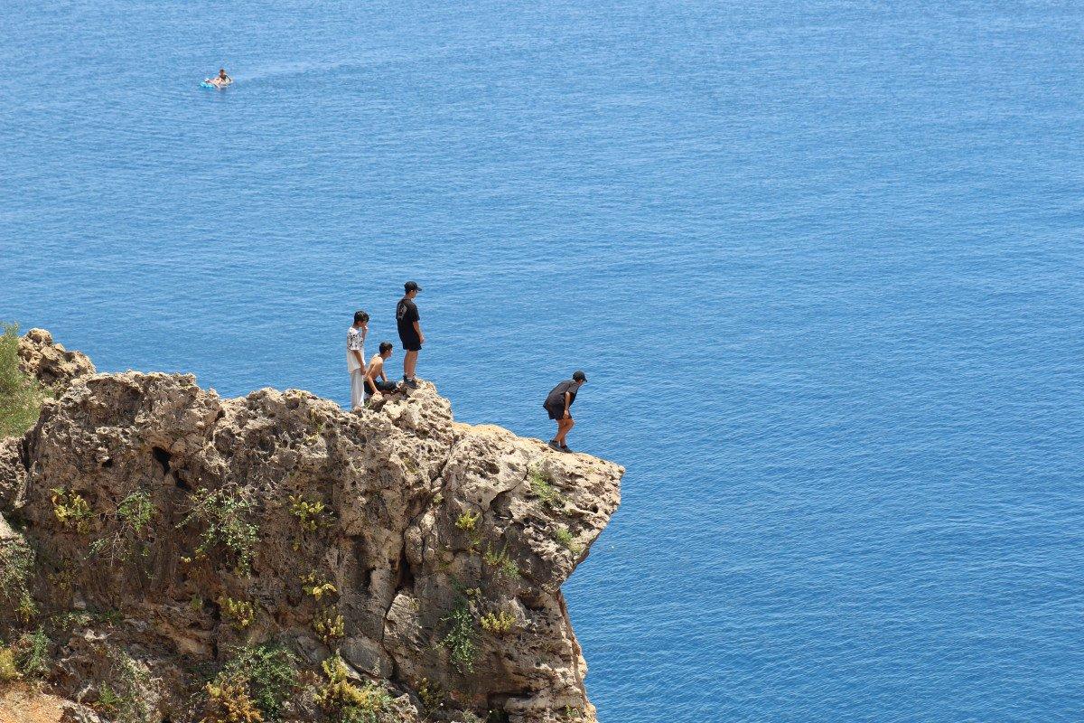 Antalya'da turistler sahilleri doldurdu