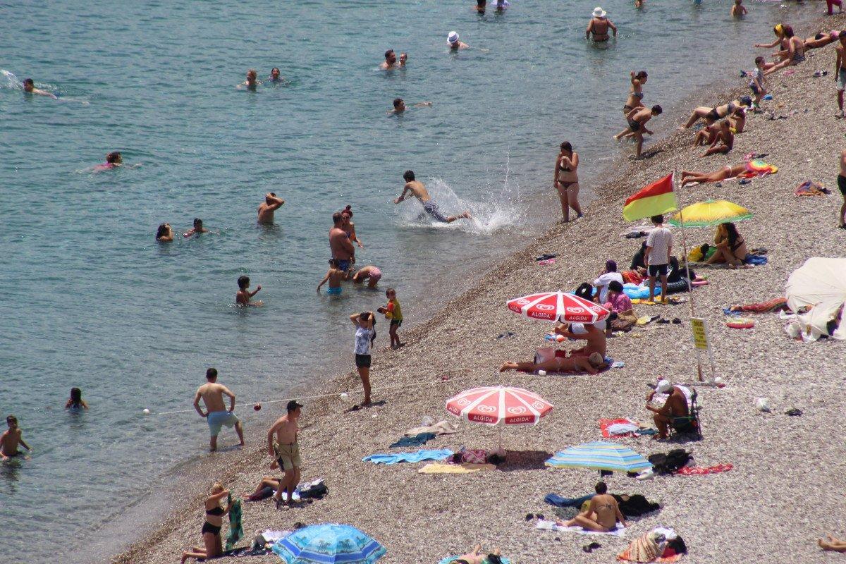 Antalya'da turistler sahilleri doldurdu