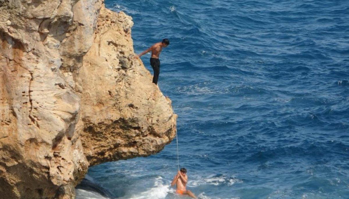 Antalya'da iki genç, 30 metrelik falezlerden denize atladı