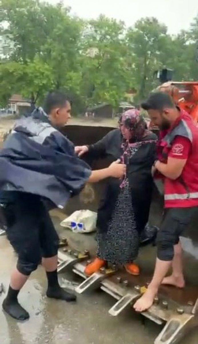 Kastamonu'da jandarma ekiplerinden alkışlanacak tahliye operasyonu