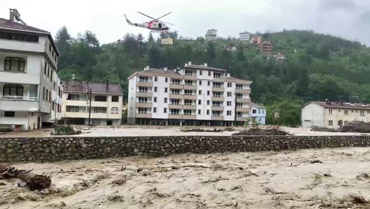 Kastamonu'daki vatandaşlar selden helikopterle kurtarılıyor