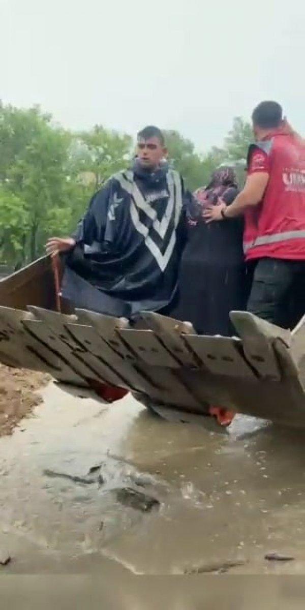 Kastamonu'da jandarma ekiplerinden alkışlanacak tahliye operasyonu