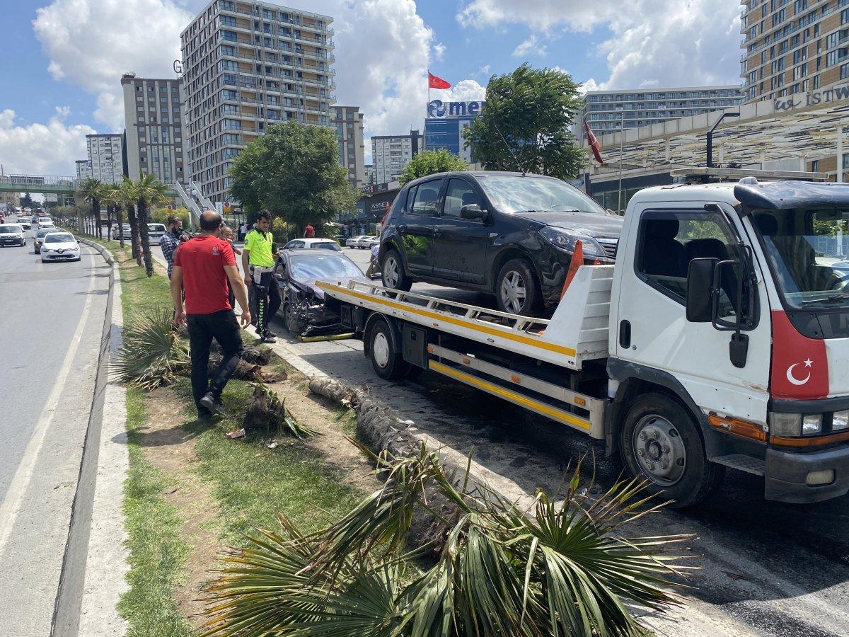 Bahçelievler'de kaza yapan araçlar karşı şerite geçti