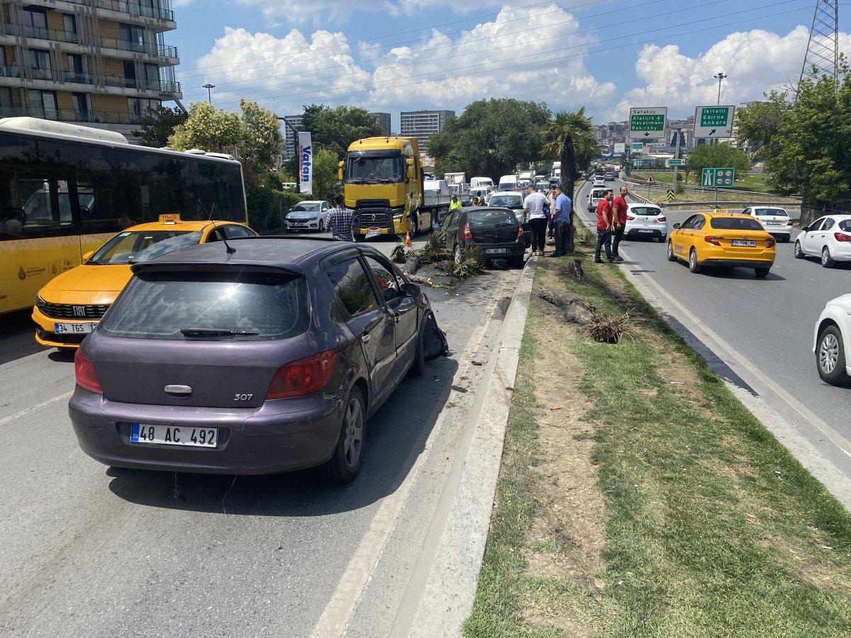 Bahçelievler'de kaza yapan araçlar karşı şerite geçti