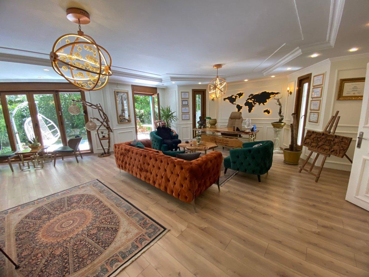 Diyarbakır'da, güzellik merkezine giren hırsızın rahat tavırları kamerada