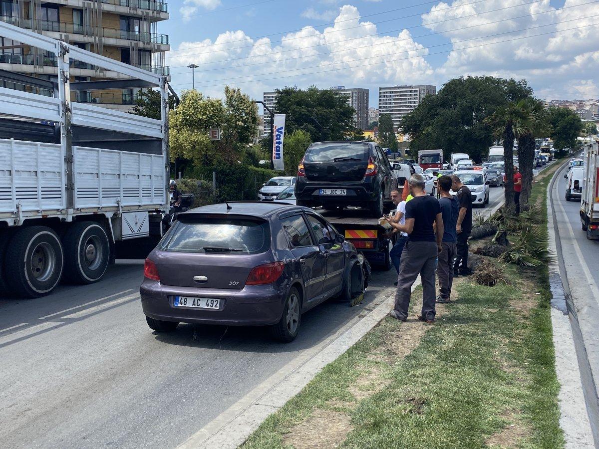 Bahçelievler'de kaza yapan araçlar karşı şerite geçti