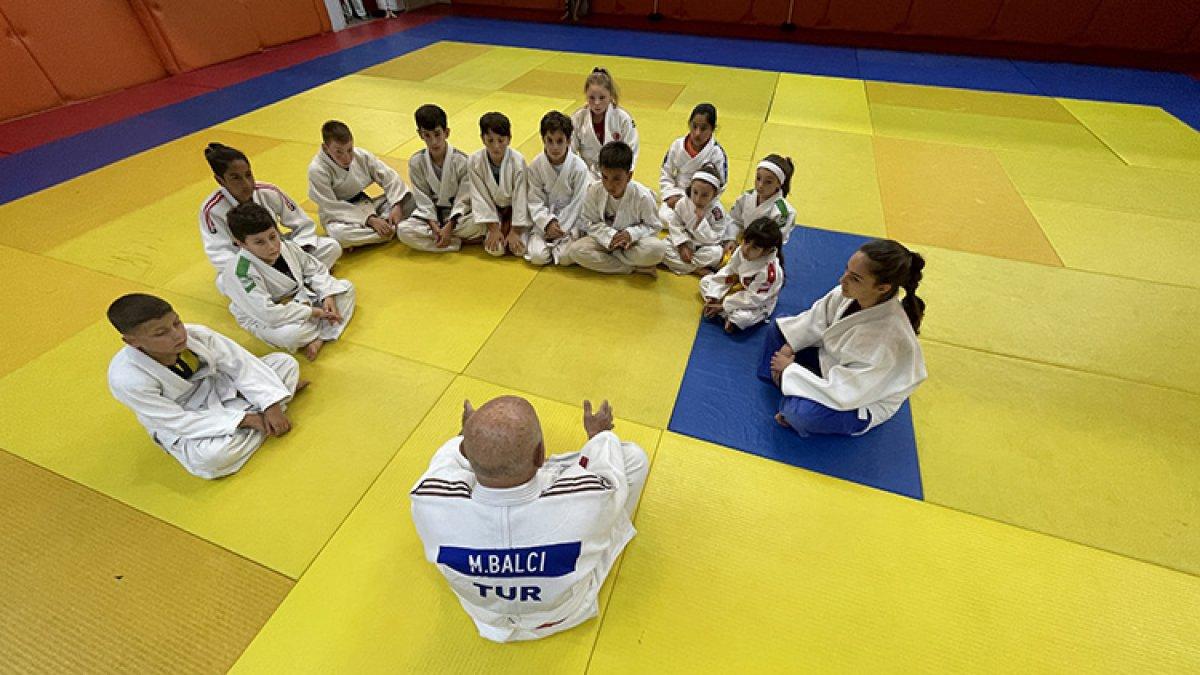 70 yaşındaki judocu, torunlarıyla spora devam ediyor