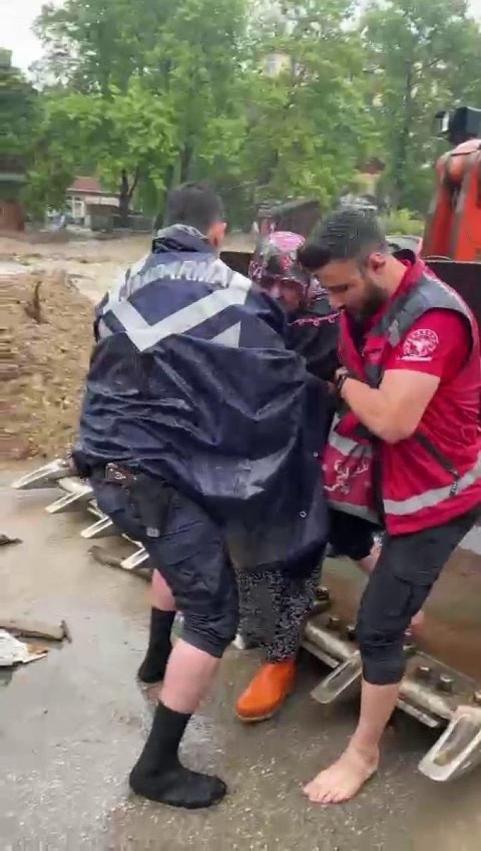 Kastamonu'da jandarma ekiplerinden alkışlanacak tahliye operasyonu