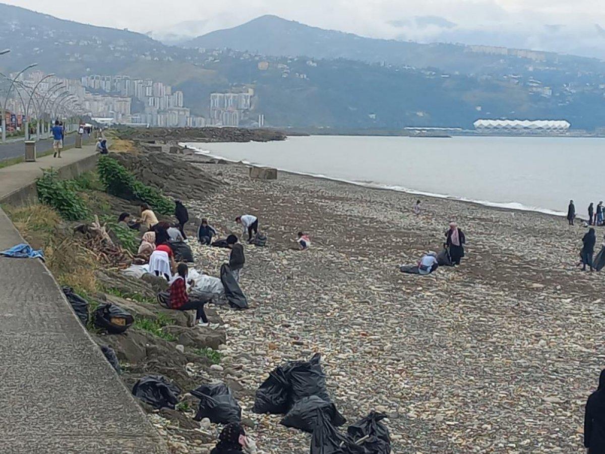 Trabzon'da Afgan mülteciler sahilde çöp topladı