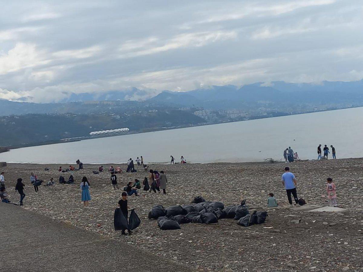 Trabzon'da Afgan mülteciler sahilde çöp topladı