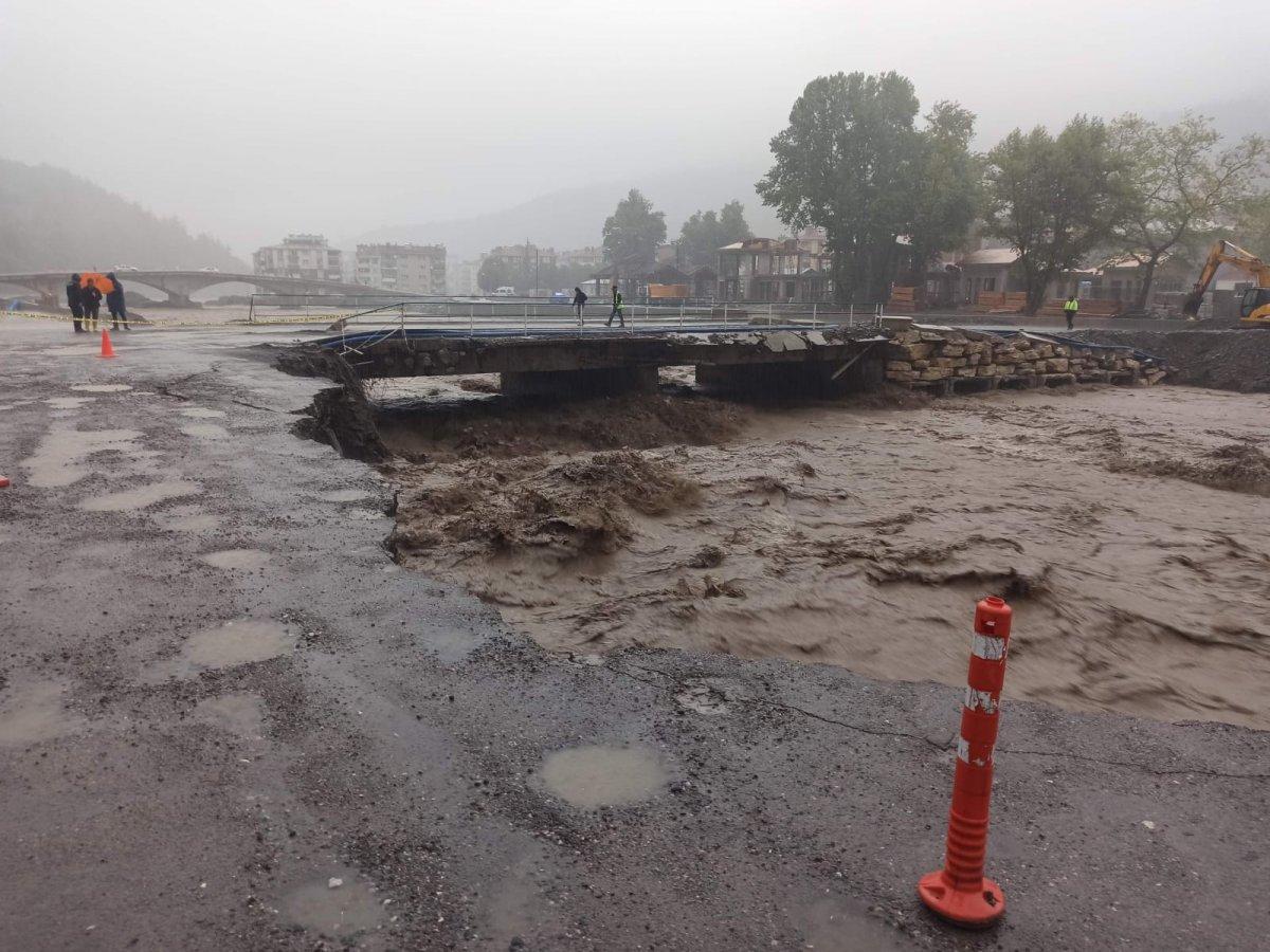 Kastamonu'da Ezine Çayı yeniden taştı