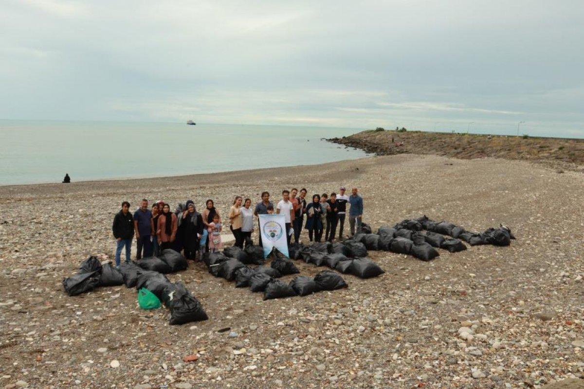 Trabzon'da Afgan mülteciler sahilde çöp topladı
