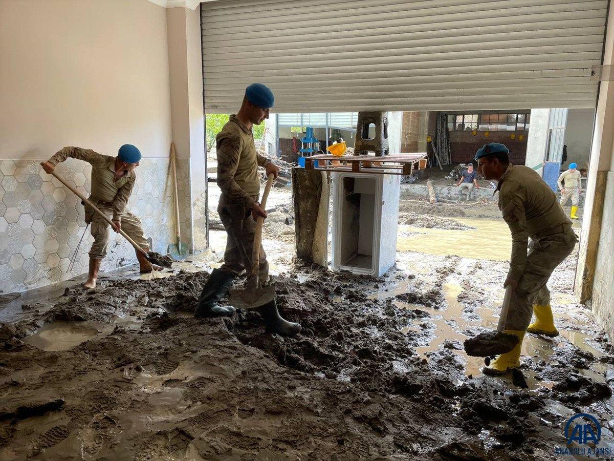 Jandarma ekipleri sahada: Selin vurduğu Bozkurt’ta yaraları sarıyorlar