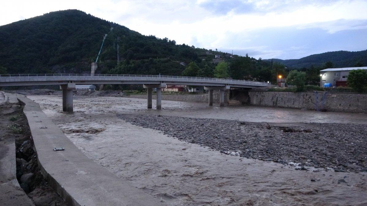 Ayancık Çayı'nda seviye normale indi, tehlike azaldı