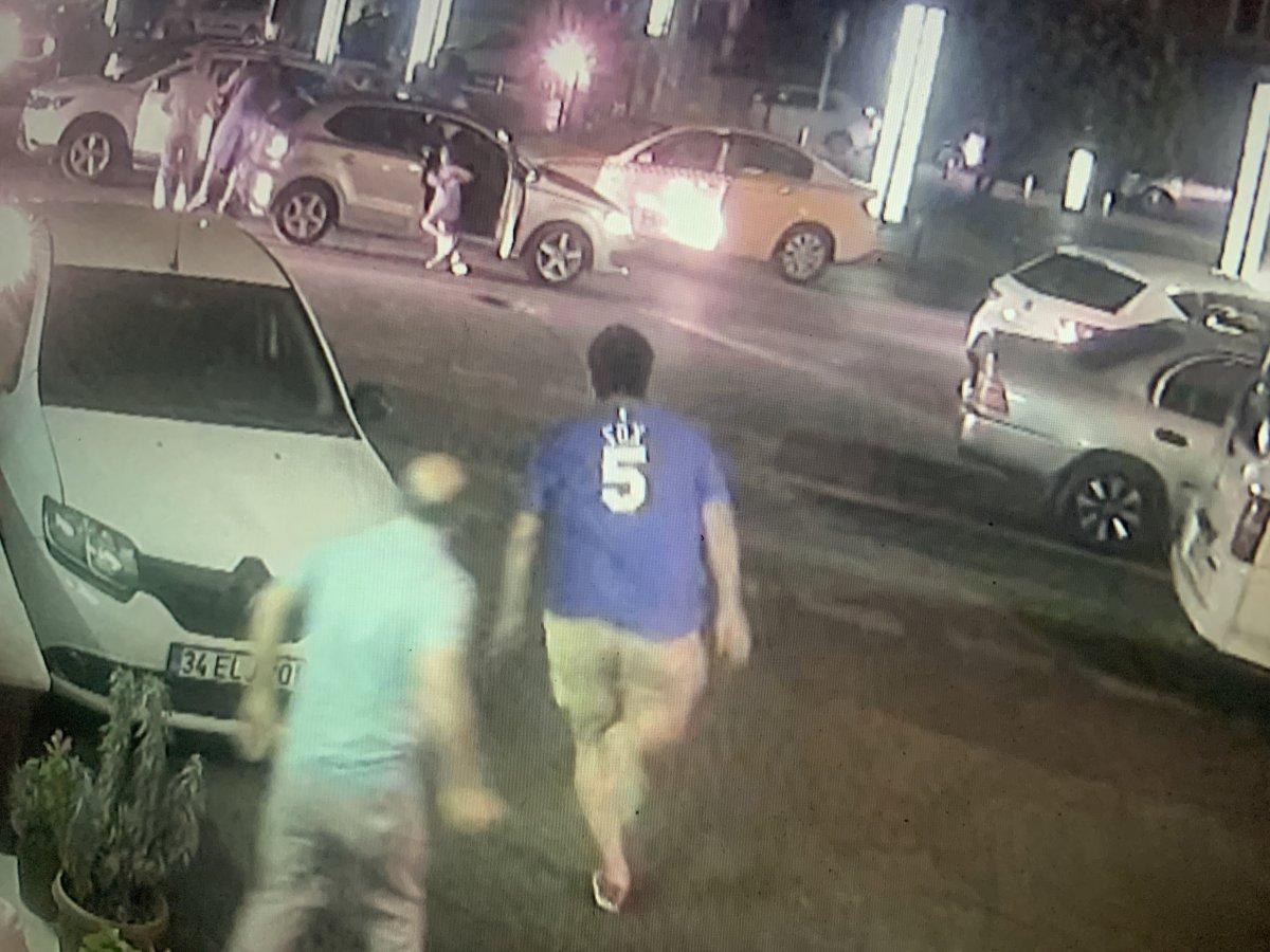 Küçükçekmece'de yol kavgasını ayırmaya çalışan baba ve oğlu bıçaklandı