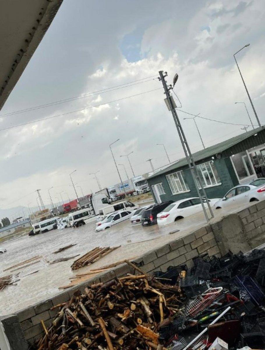 Ağrı ve Iğdır'da sağanak sonrası sel