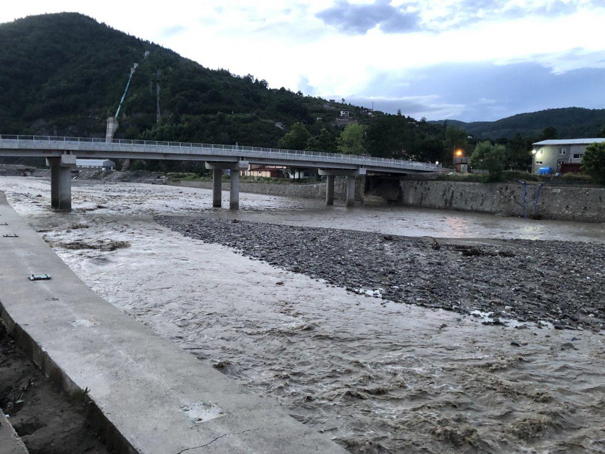 Ayancık Çayı'nda seviye normale indi, tehlike azaldı