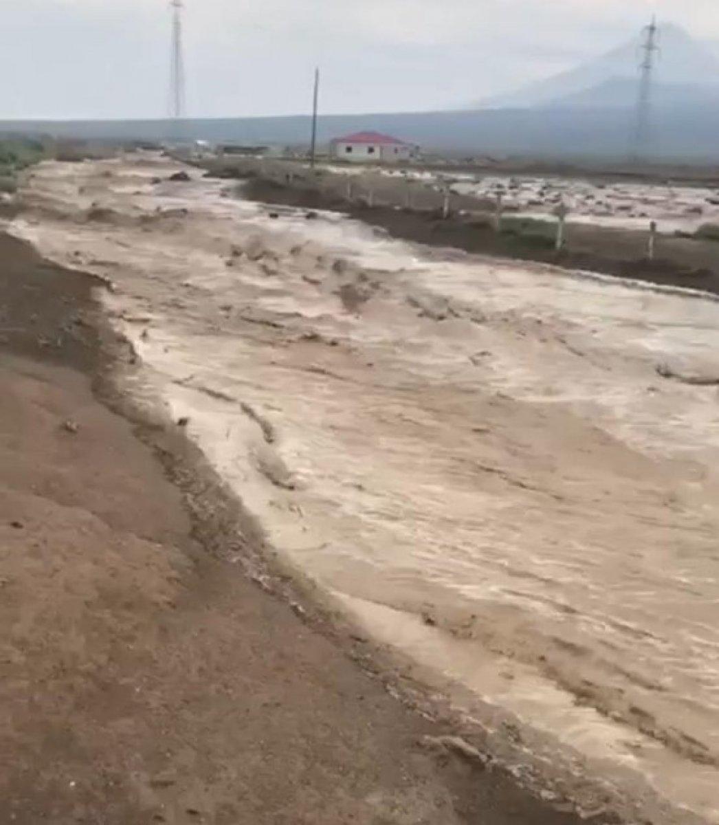 Ağrı ve Iğdır'da sağanak sonrası sel