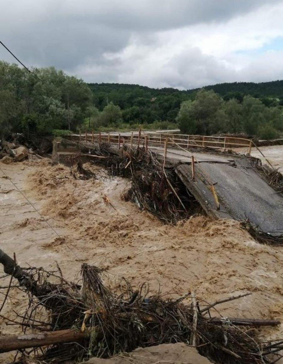 Bolu Mengen'de dereler taştı, köprüler yıkıldı
