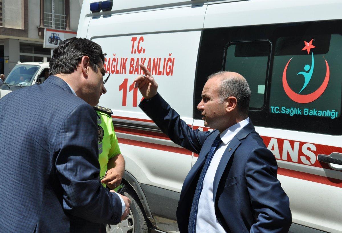 Kars’ta, cadde ortasında silahlı ve sopalı kavga