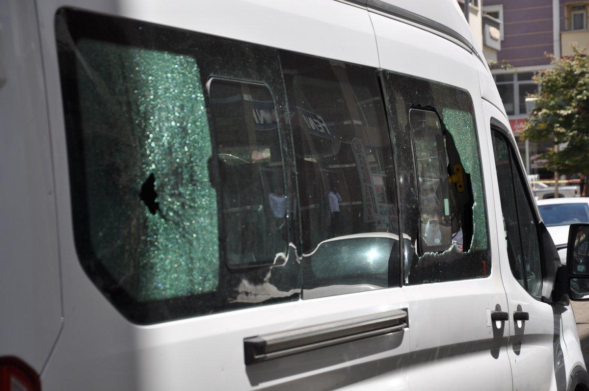 Kars’ta, cadde ortasında silahlı ve sopalı kavga