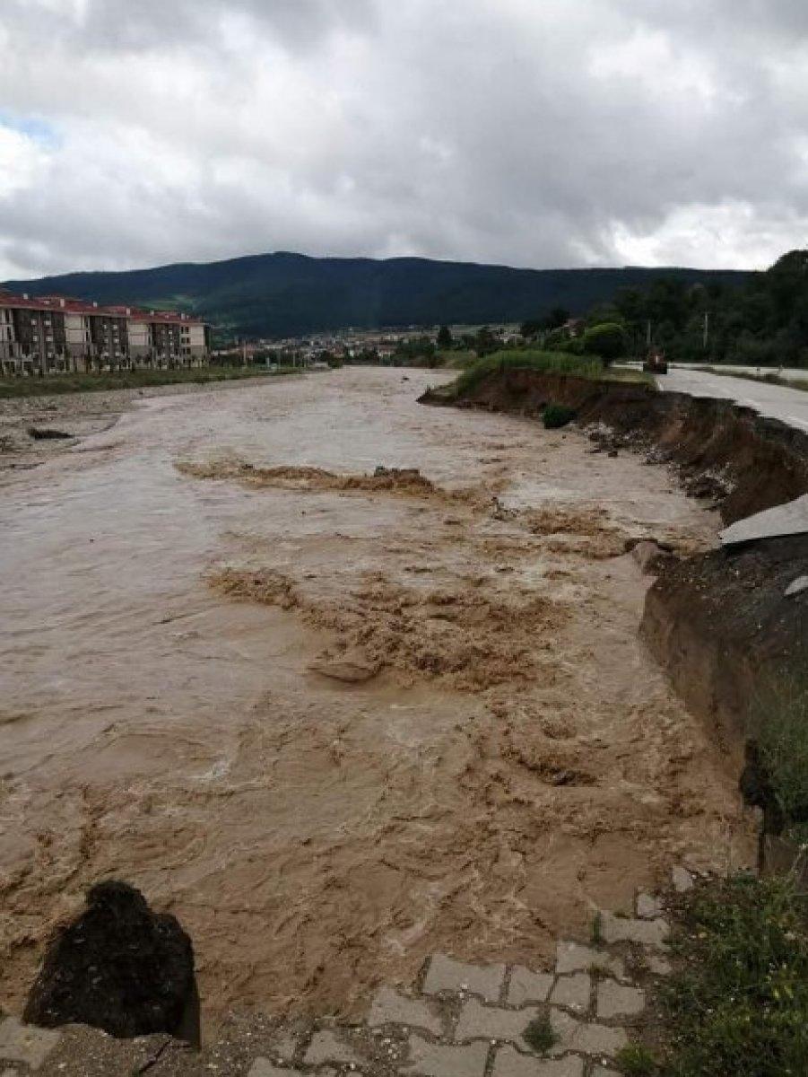 Bolu Mengen'de dereler taştı, köprüler yıkıldı