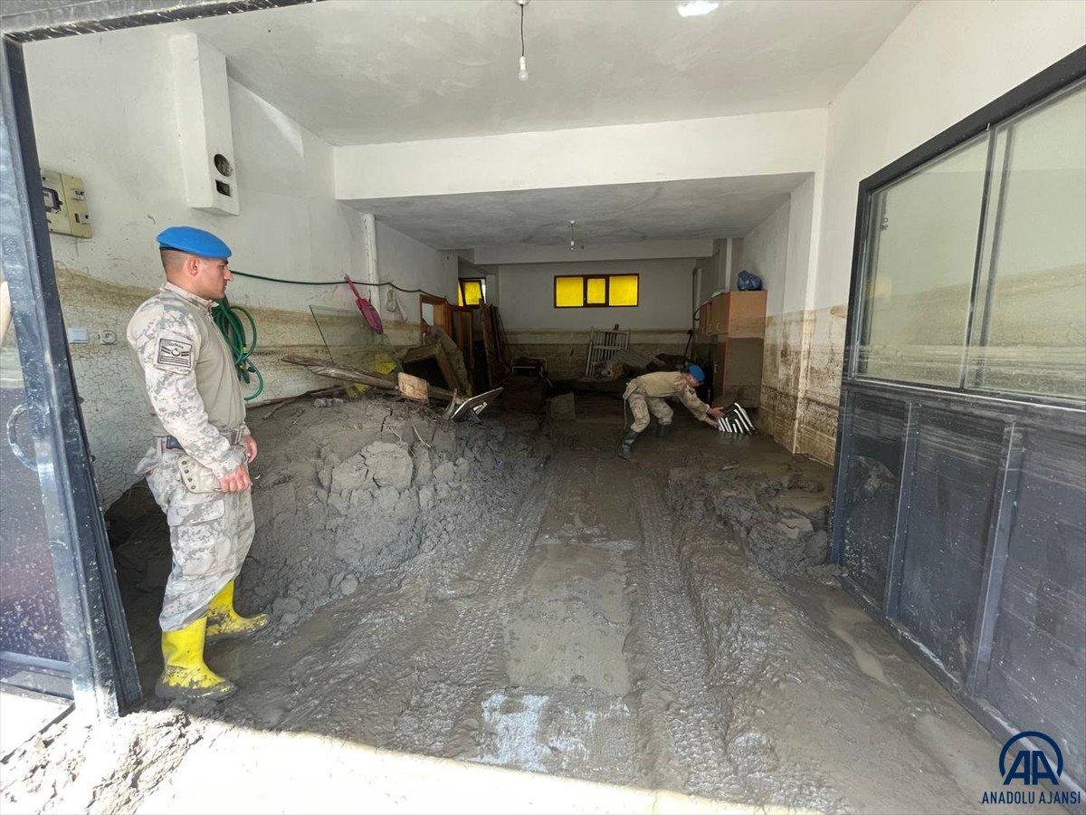 Jandarma ekipleri sahada: Selin vurduğu Bozkurt’ta yaraları sarıyorlar