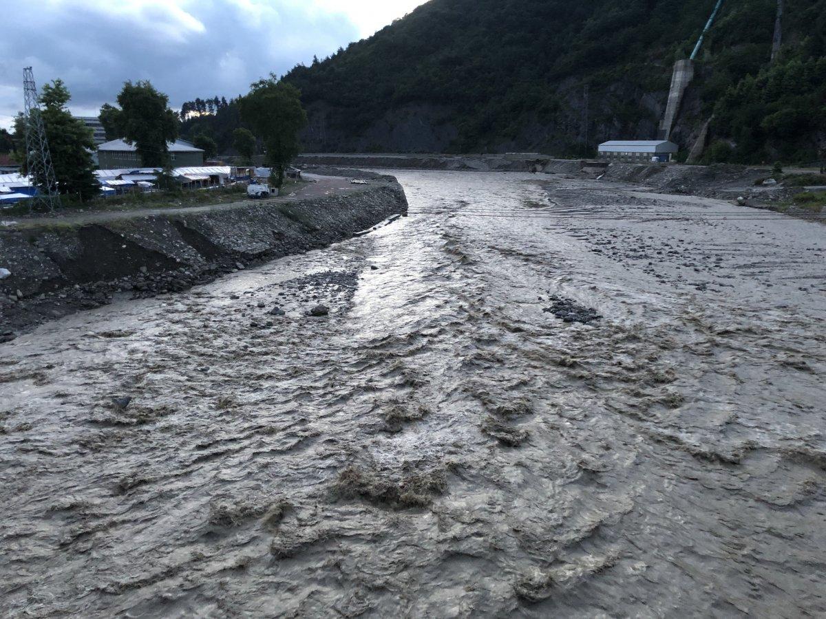 Ayancık Çayı'nda seviye normale indi, tehlike azaldı