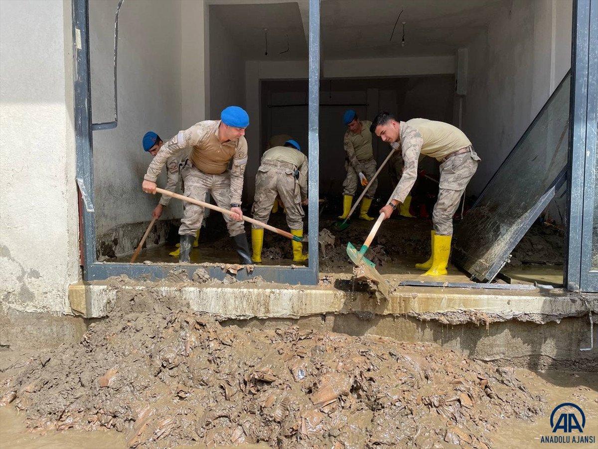 Jandarma ekipleri sahada: Selin vurduğu Bozkurt’ta yaraları sarıyorlar