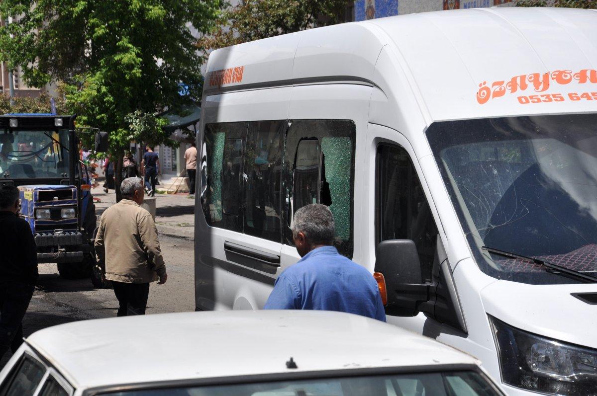 Kars’ta, cadde ortasında silahlı ve sopalı kavga