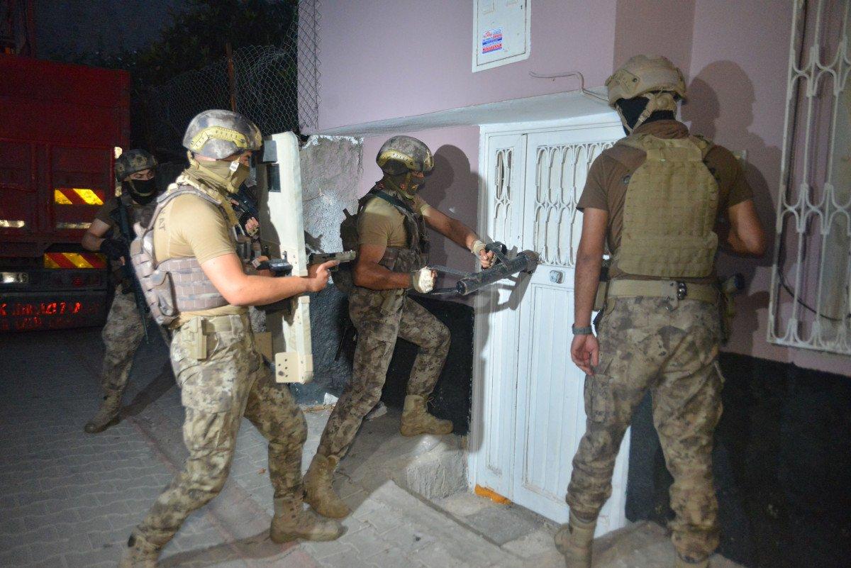 Seyhan belediye başkan yardımcısının, terörist yakınlarını belediyeye aldırdığı belirtildi