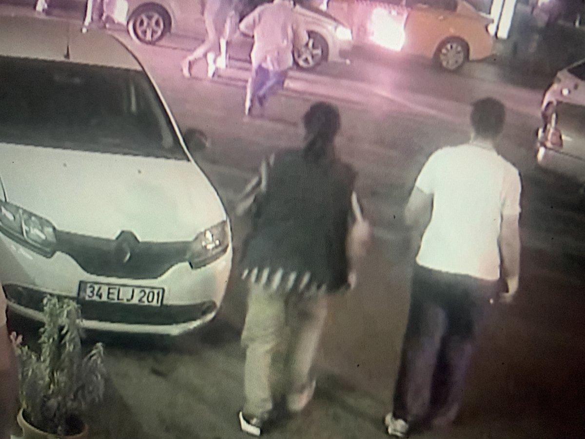 Küçükçekmece'de yol kavgasını ayırmaya çalışan baba ve oğlu bıçaklandı