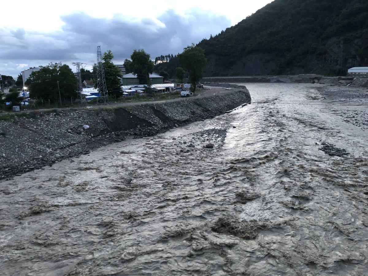 Ayancık Çayı'nda seviye normale indi, tehlike azaldı