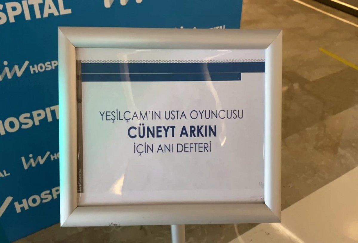 Cüneyt Arkın için hastaneye anı defteri konuldu
