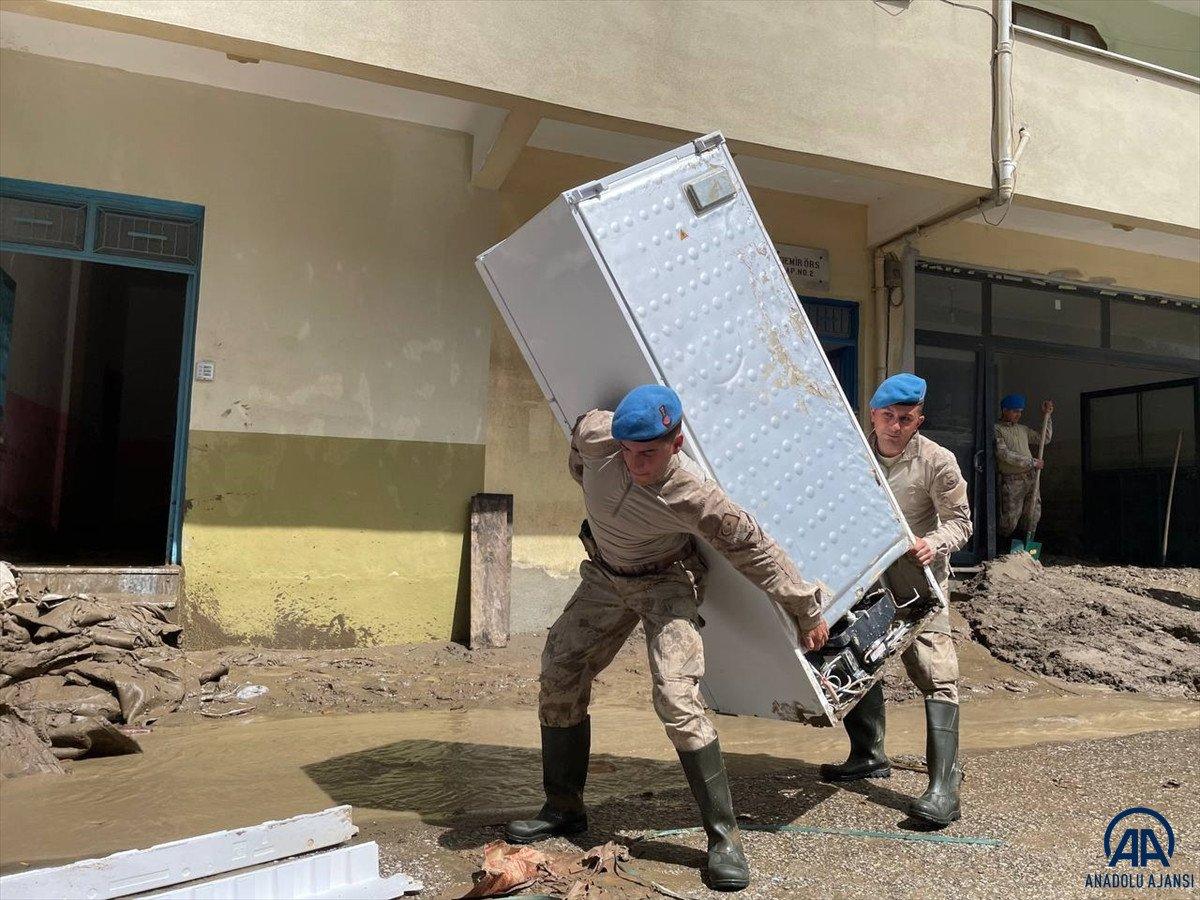 Jandarma ekipleri sahada: Selin vurduğu Bozkurt’ta yaraları sarıyorlar