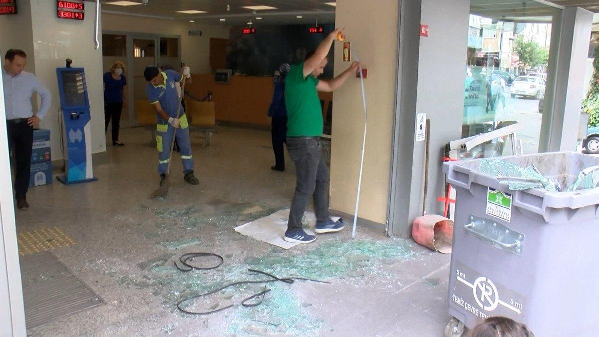 Bahçelievler'de, gazla freni karıştıran sürücü, bankaya daldı