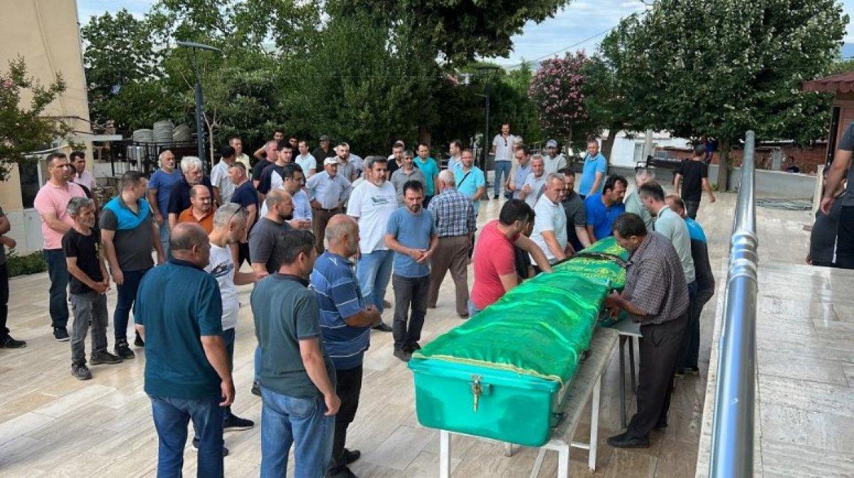 Manisa'da kocası tarafından öldürülen kadın ve oğlu toprağa verildi