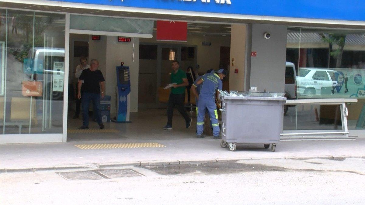 Bahçelievler'de, gazla freni karıştıran sürücü, bankaya daldı