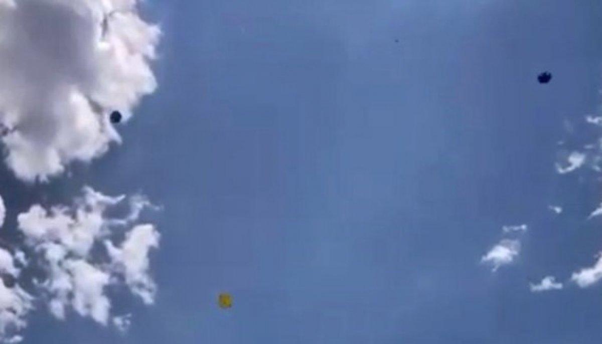 Antalya'da kuvvetli rüzgar sahildeki şemsiyeleri uçurdu