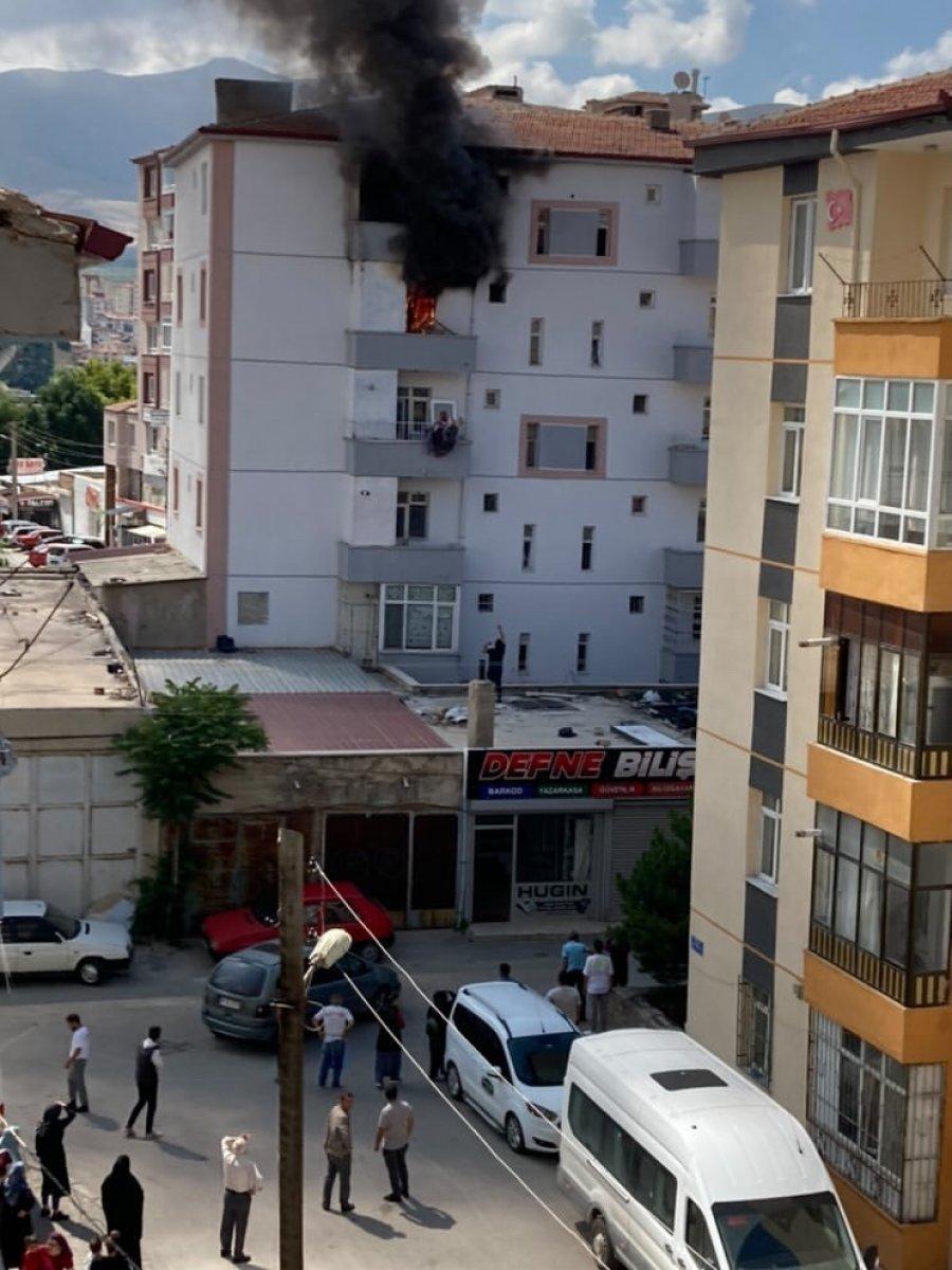 Niğde'de çıkan yangında apartmandan atlayan kadını havada yakaladı