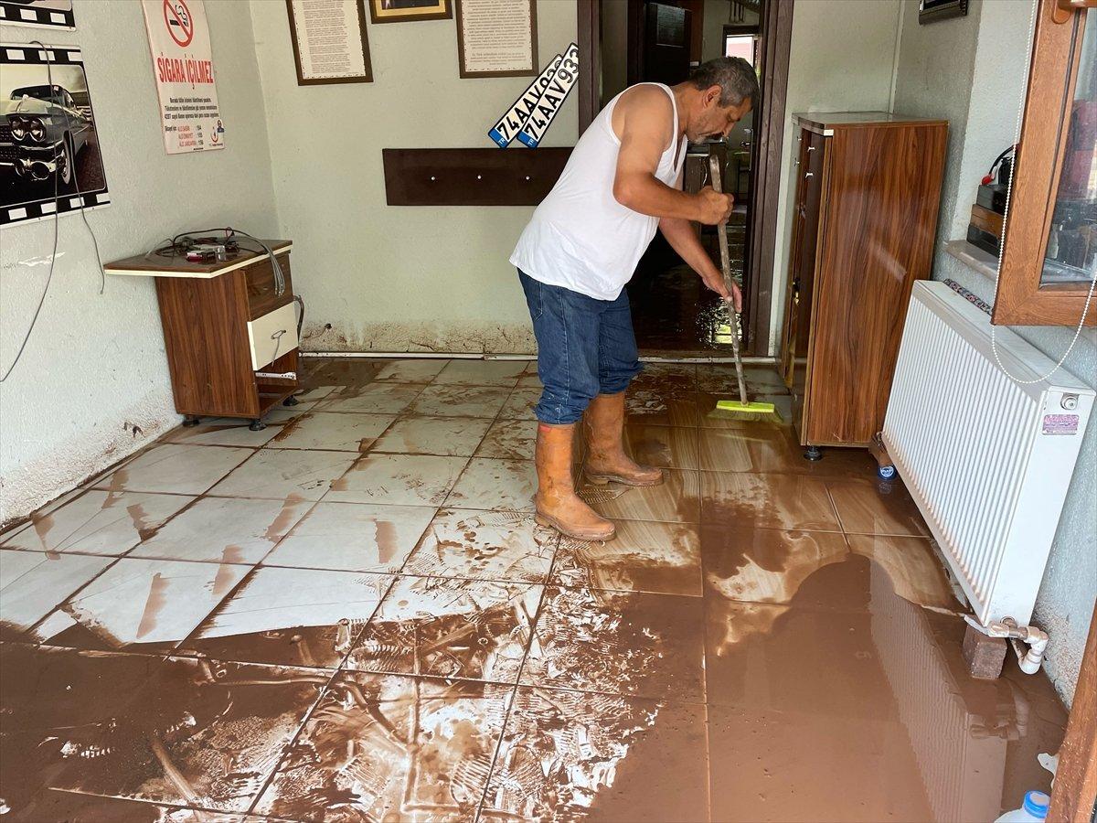 Bartın'da sel sonrası temizlik çalışmaları başladı