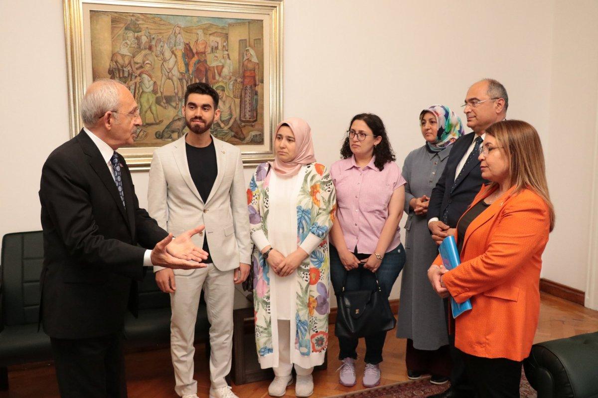 Kemal Kılıçdaroğlu, tahliye olan askeri öğrenciyi kabul etti