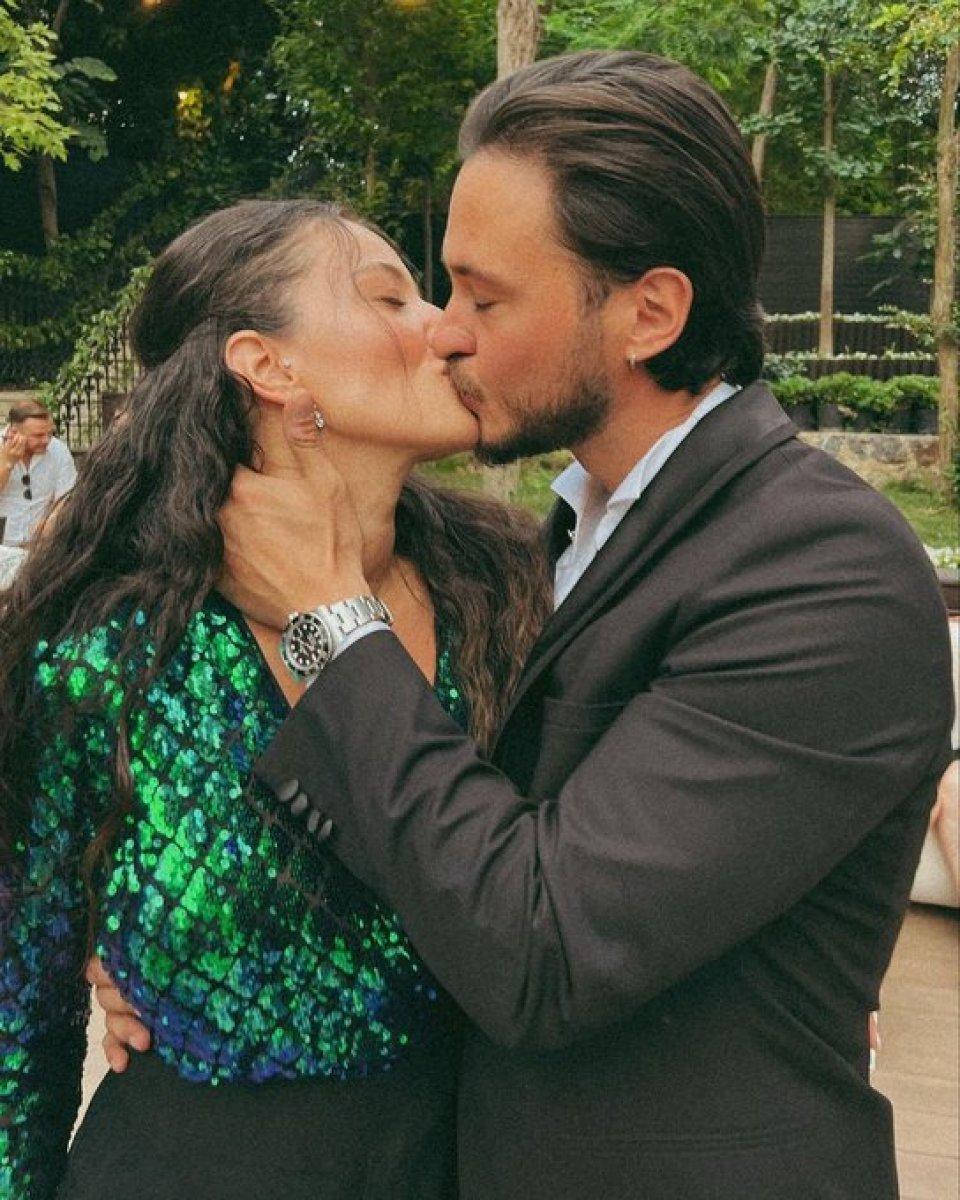 Pelin Akil ve Anıl Altan dudak dudağa poz verdi! Kızlarından güldüren müdahale!