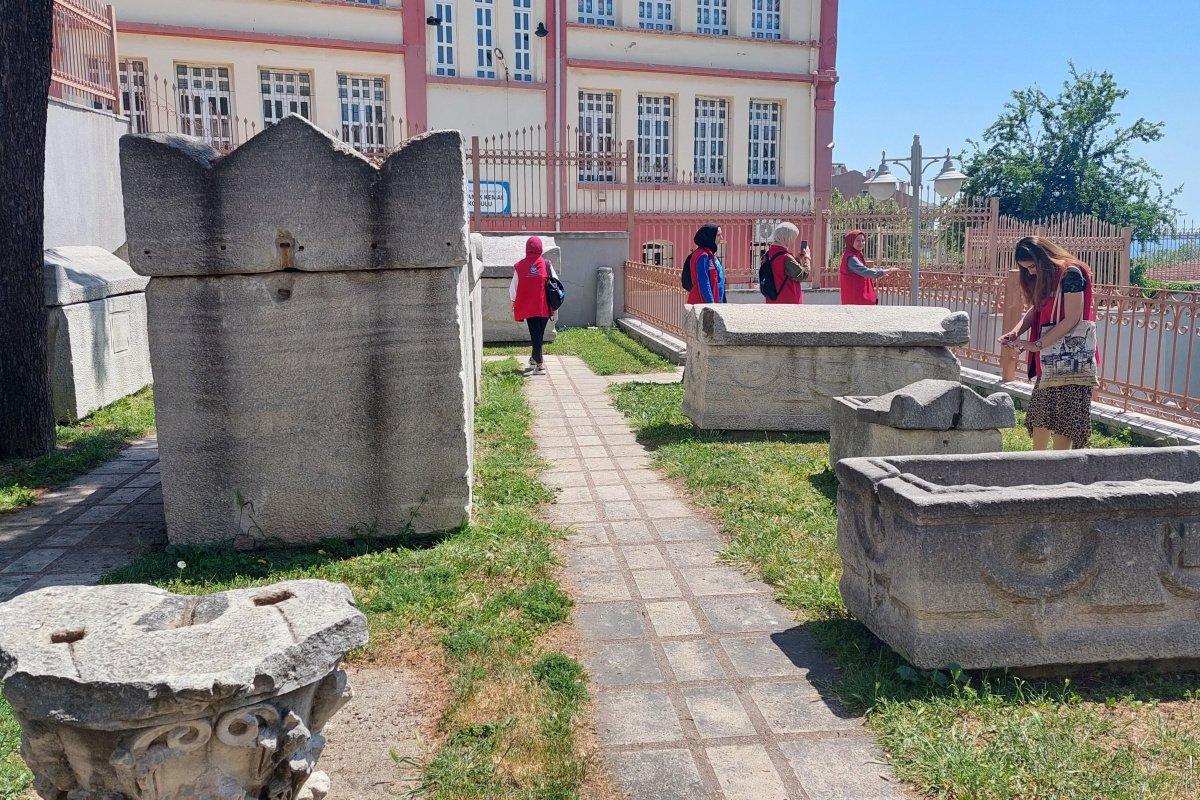 Soyluluk ve zenginlik göstergesi olan binlerce yıllık lahit mezarlar