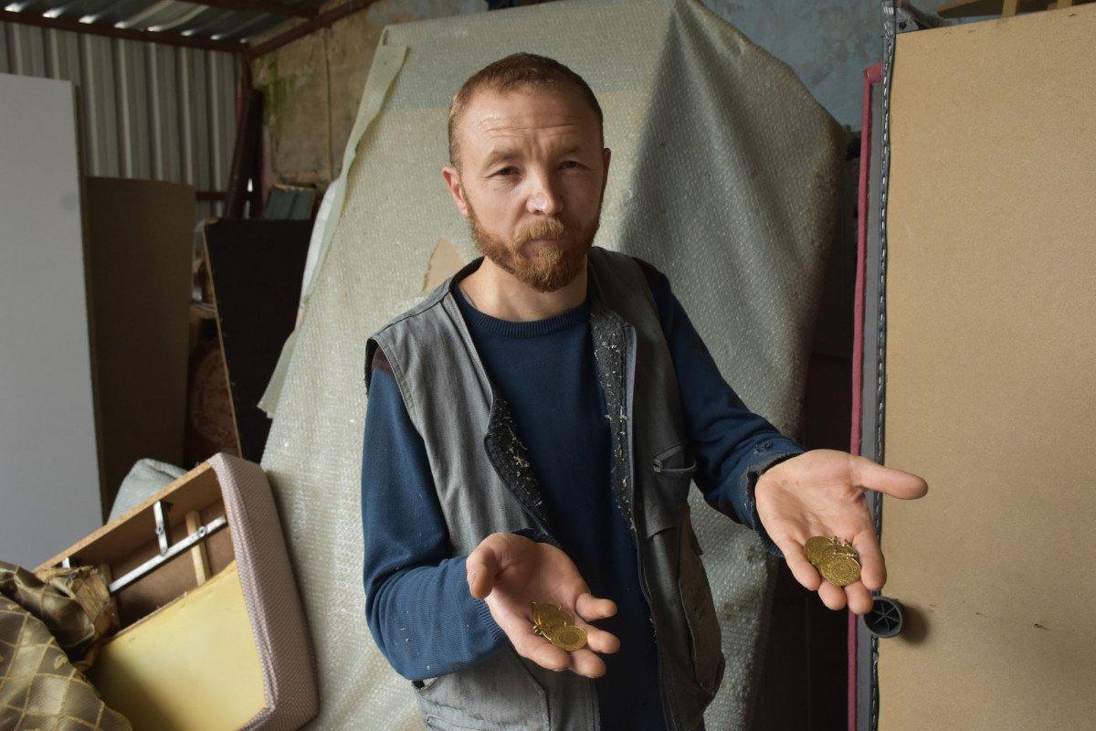 Niğde'de kanepeden çıkan altınlar, sahibine teslim edildi