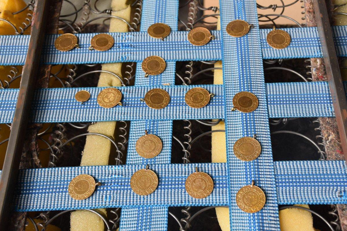 Niğde'de kanepeden çıkan altınlar, sahibine teslim edildi