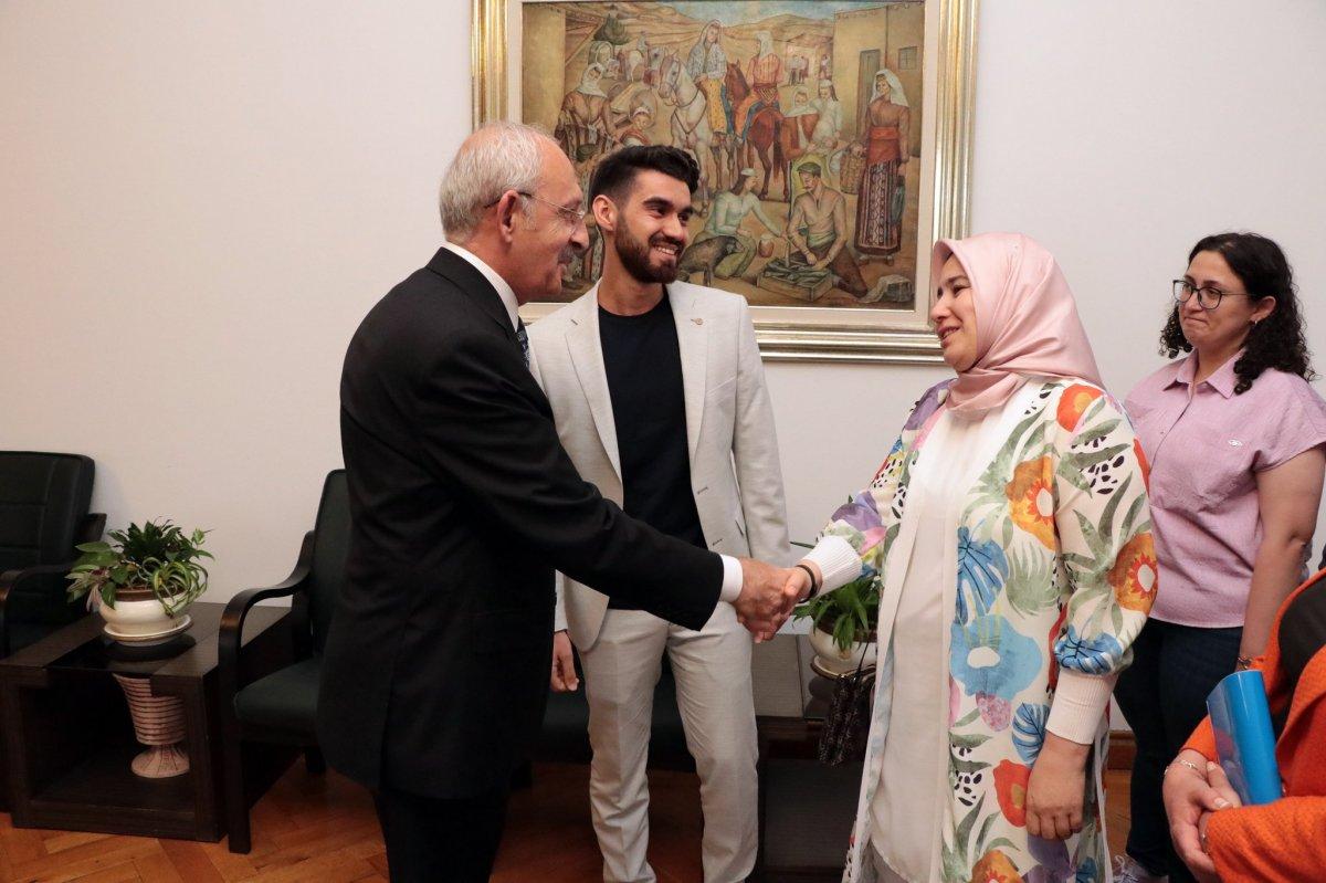 Kemal Kılıçdaroğlu, tahliye olan askeri öğrenciyi kabul etti