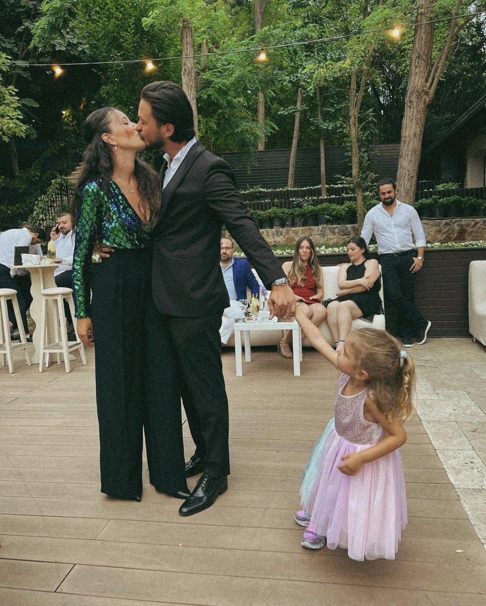 Pelin Akil ve Anıl Altan dudak dudağa poz verdi! Kızlarından güldüren müdahale!